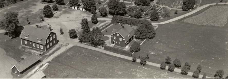 Skolhuset uppfördes 1926 och prästgården stod klar 1858. Kyrkogården omgärdas av en naturstensmur där entreérna flankeras av kraftiga, putsade, grindstolpar med avtäckningar utförda i koppar.