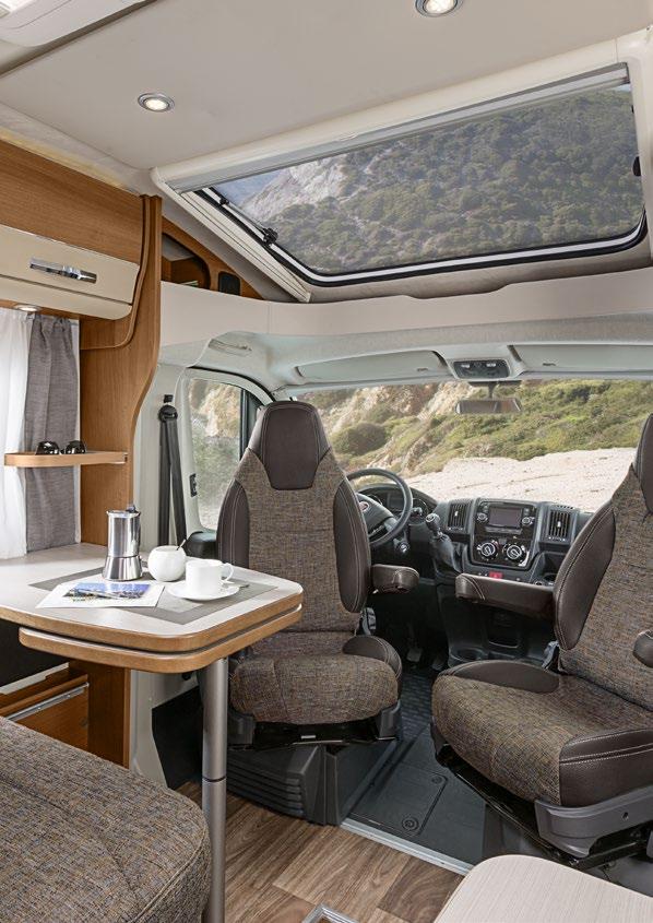 VAN TI BO & LEVA 48 49 Det stora panoramataket släpper igenom mycket ljus till innerrummet Navigationssystemet Campingprogram (tillval) hjälper dig att alltid komma rätt Kanter i äkta trä och tålig
