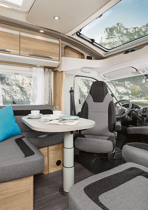 SKY TI BO & LEVA 76 77 Stort panoramatak som ger nya intryck och en fantastisk utsikt Soft-close-luckorna stängs mjukt och låses automatiskt Kan även beställas med stolsvärme ACTIVE LIN E-dynor med