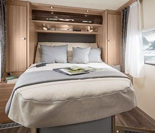 Queen size-säng med klädskåp.