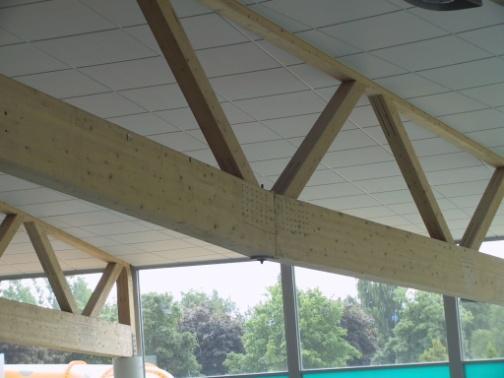 I en fackverksbalk belastas varje knutpunkt med en tryckkraft från den ena diagonalen och en dragkraft från den andra diagonalen.