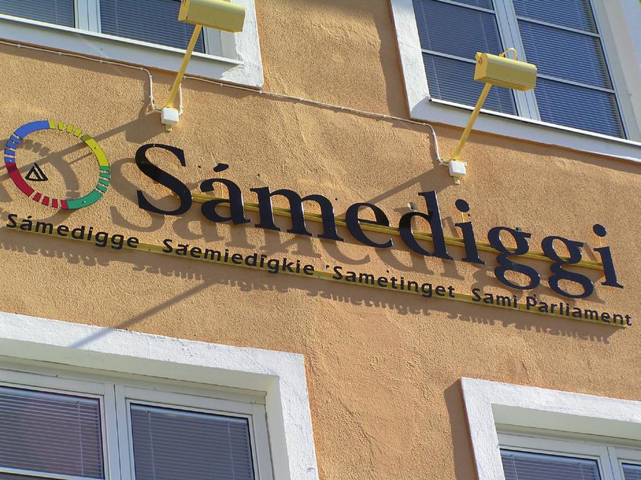 Samernas och rennäringens status Samerna i Sverige har, enligt 1 kap.