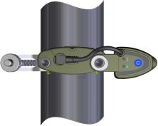 Lasern på mätenheten märkt M kan justeras med ställskruven upptill på enheten. Normalt behöver lasern inte justeras, men en justering kan behövas vid mätning över långa avstånd. OBS!