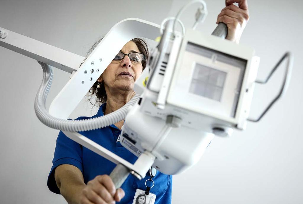 dersökning sjuktransport eller färdtjänst. Nu åker röntgensjuksköterskan ensam ut till patienten med Dragonen i släptåg.