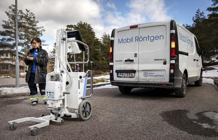 Enligt en studie som gjordes i Lund, där mobil röntgen har använts i ett tiotal år, är det mer än dubbelt så dyrt att röntga människor på sjukhus jämfört med att göra undersökningen i deras hem.