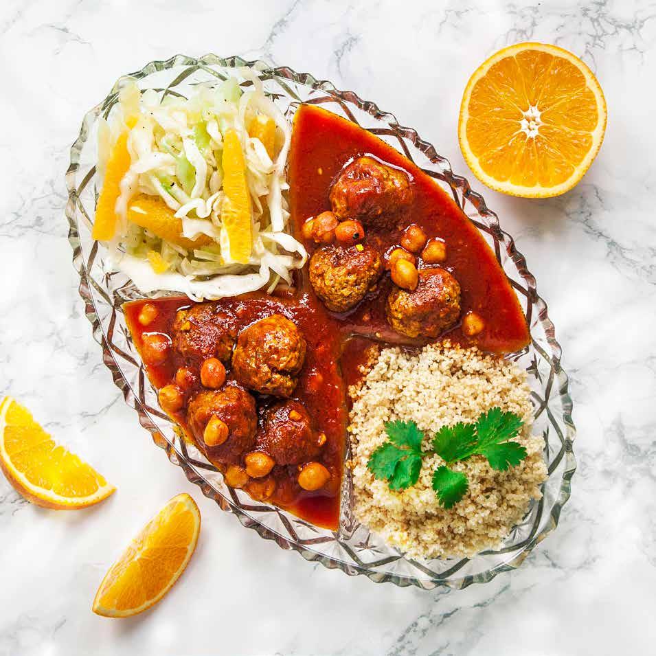 KÖTTBULLAR med apelsin- och vitkålssallad Ca 35 min Köttbullar 500 gram nötfärs 1 tsk garam masala* ¾ tsk salt* krm svartpeppar* Olivolja* Sås 1 pkt saffran 1 msk varmt vatten* vitlöksklyftor ½ tsk