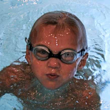 Varje barn får sedan möjligheten att utvecklas i sin egen takt för att bli en trygg och duktig simmare.