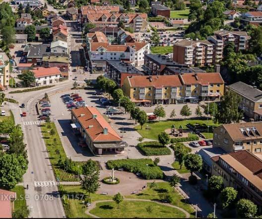 Parkeringen som omnämns är enligt antagen detaljplan, ett område för byggrätt. Byggrätten ger möjlighet att bygga 900 kvm handel och service yta och 1800 kvm bostadsyta.