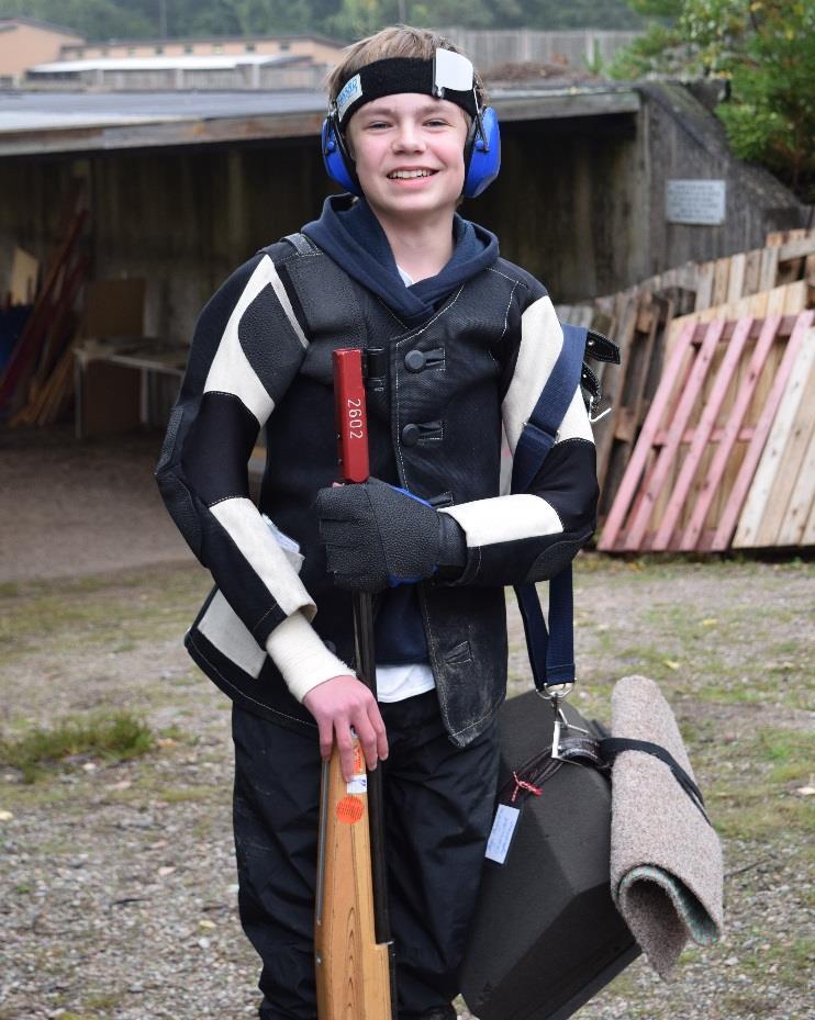 I mellandagarna arrangerade sällskapet en Testtävling luftgevär med finalträning som i år hade 14 skyttar till start, bl.a. en skytt från Frankrike. Vi hade 2 skyttar med och Maja S sköt 405.4. På årets sista dag tävlas det traditionellt i Nyårsträffen på Wendesbanan.