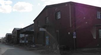 BILAGA F SIDA 21 (74) 8+900, Norr Industribyggnad 19 10 Befintligt utförande: Industribyggnad i två plan, plåtfasader och fönster som vetter mot. Byggnaden ligger i samma plan som området.