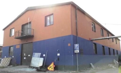 BILAGA F SIDA 24 (74) 8+940, Norr Industribyggnad 19 12 Befintligt utförande: Industribyggnad i två plan, plåtfasader och fönster som vetter mot. Byggnaden i samma plan som området.