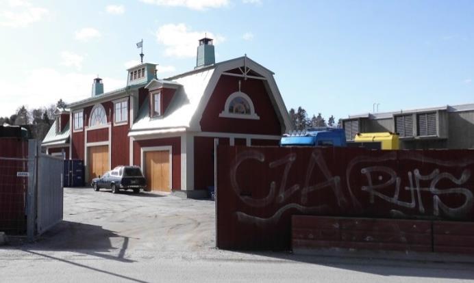 BILAGA F SIDA 40 (74) 9+550, Söder Industribyggnad 38 27 Befintligt utförande: Träbyggnad med fönster mot området. Kraftigt träplank > 3 m högt i fastighetsgräns. Fastigheten belägen något lägre än.