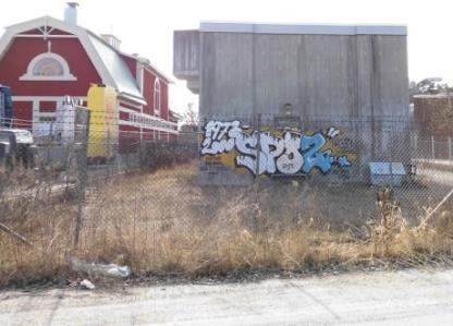 BILAGA F SIDA 41 (74) 9+550, Söder Fortum 24 13 Befintligt utförande: Kraftig långsmal betongbyggnad tillhörande Fortum (troligtvis ställverk, undercentral eller liknande) med kortsidan mot
