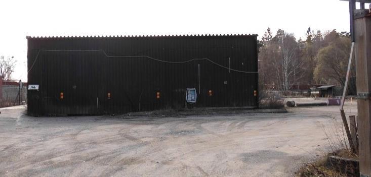 Mellan fastigheten och området är det en mindre väg samt prickmark. Framtida etablering: Utifrån plankartan uppskattas avstånd mellan byggrätt och område vara drygt 20 meter.