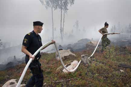 22 MSB samordnar under en extrem skogsbrandsmånad juli Stort antal aktörer och frivilliga Privata och frivilliga resurser, liksom internationella samarbeten, utgör en viktig del av den svenska