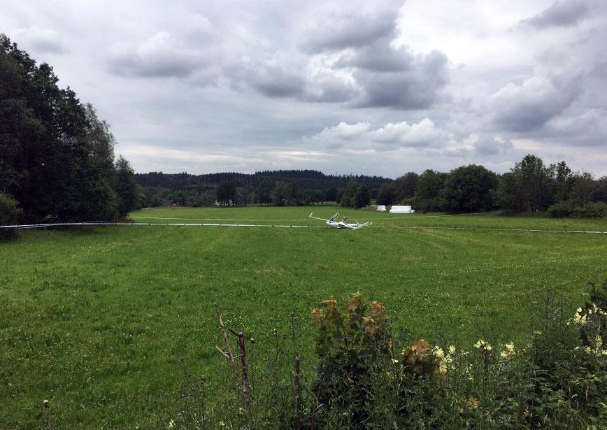 Faktaredovisning Piloten deltog i ett distriktsmästerskap vid Borås flygplats. När han hade 12 km kvar till flygplatsen blev vädret sämre med heltäckande moln och svag termik.