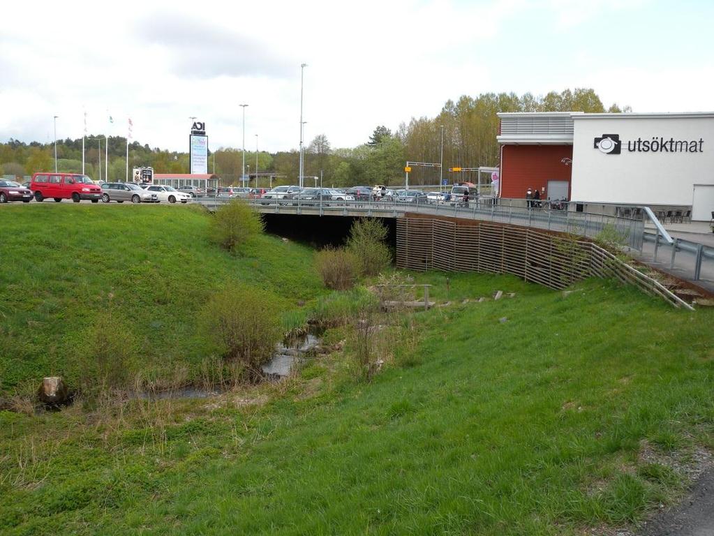 21 Figur 12 Bäcken rinner ut under parkeringsdäcket inom utredningsområdet Foto
