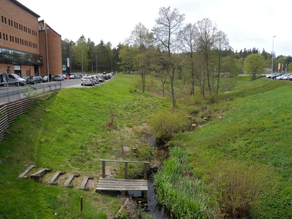 (till vänster i bild) Foto taget mot väster
