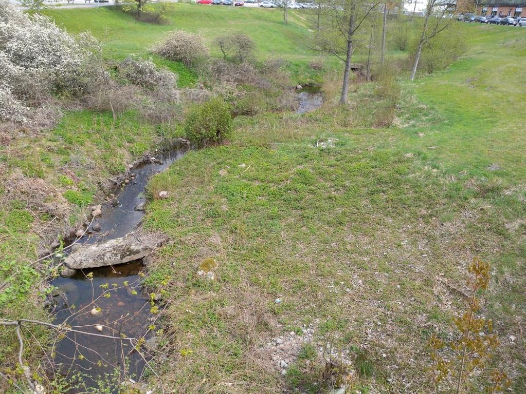 22 Figur 14 Bäcken vid utredningsområdets nedre del Foto taget mot väster 824 Uppströms väg 158 Uppströms väg 158 är rinnsträckan från Oxsjön drygt 1 km Vandringshinder: Dammen direkt uppströms väg