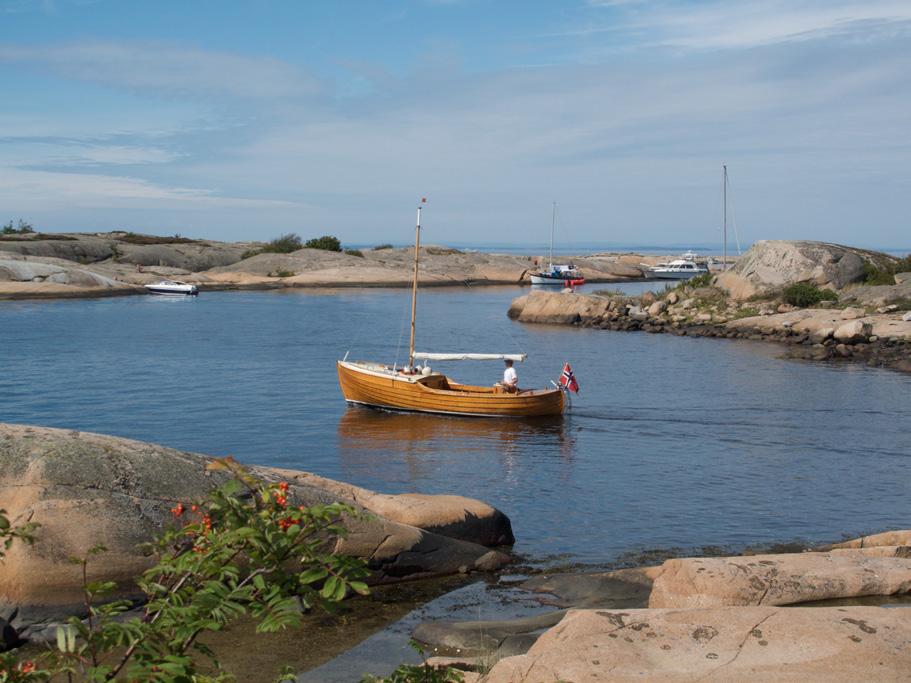 Om du vill prova på en lite längre utflykt, rekommenderar vi att man tuffar fram genom Karlsøysundet där sommaridyllerna ligger tätt intill varandra nere vid vattnet härifrån kan du köpa