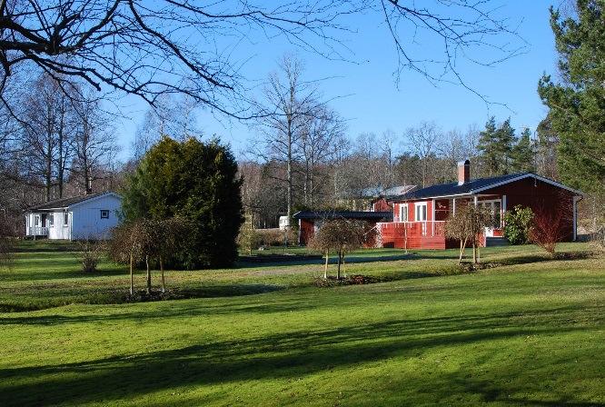 Många bevarade bodar och uthus med för fritidshusbebyggelsen typisk karaktär.