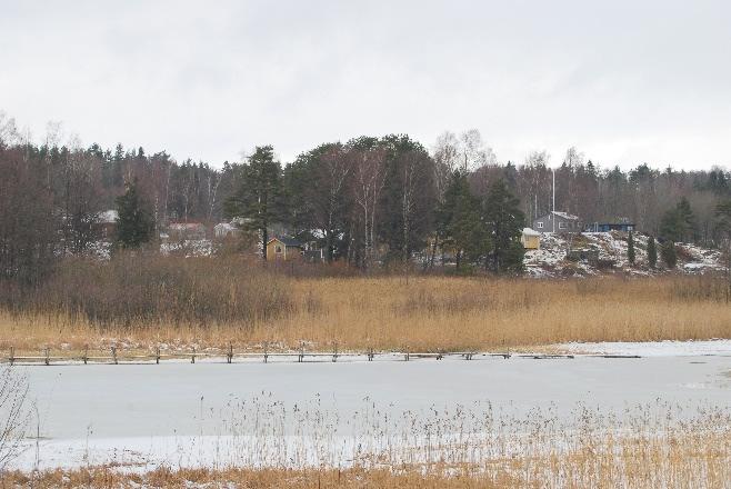 Vid vägens slut i öster ligger tre enskilda naturtomter i ett skogsparti på en udde.