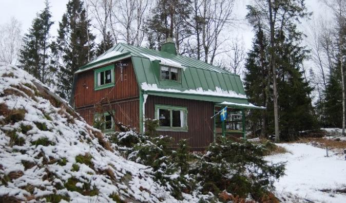 Flertal dass och äldre bodar finns på tomterna och dessa har ofta samma färgsättning som stugorna. Läs även avsnittet rekommendationer under del 1.