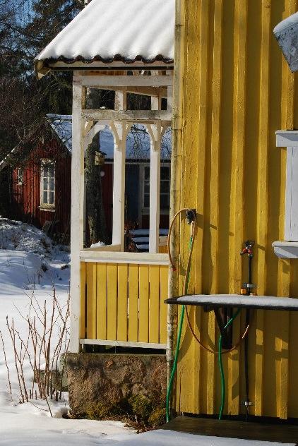 De berättar även om att de äldsta fritidshusen byggdes nära städerna eftersom man bara hade