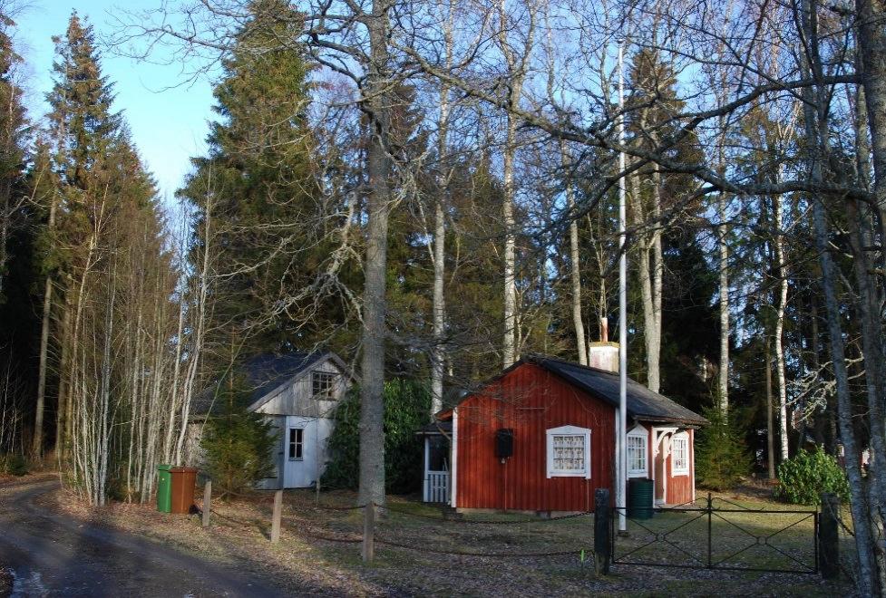 Hopperud 1:7 är en mycket enkel liten sommarstuga från 1940 eller möjligen 50-talet. Den står på plintar, har ursprungliga tvåluftsfönster samt en dörr klädd med karrosseripanel.