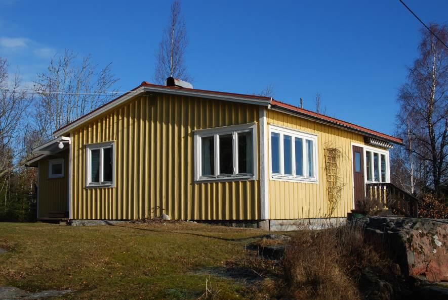 Byggnaden är unik då den inte byggts ut eller förändrats nämnvärt under åren vilket annars oftast är fallet med denna typ av mycket små fritidshus.