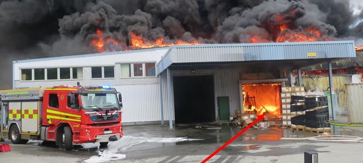 När alla var ute ur byggnaden avbröts det inre begränsnings- och släckningsarbetet. Den aktuella lokalen blev snabbt involverad i branden. (Bild 6) Bild 6 tagen kl.