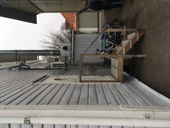 Förrådet har byggts i linje med huvudbyggnadens placering, vilket innebär att magasinsbyggnaderna inte framträder lika tydligt från gatan Kom Snart Igen.