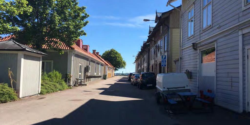 Dock har den ianspråktagits av omgivande fastigheter och deras verksamheter. Det gör att platsen upplevs som semiprivat och besökande känner inte sig välkomna att röra sig där. Se bild på nästa sida.