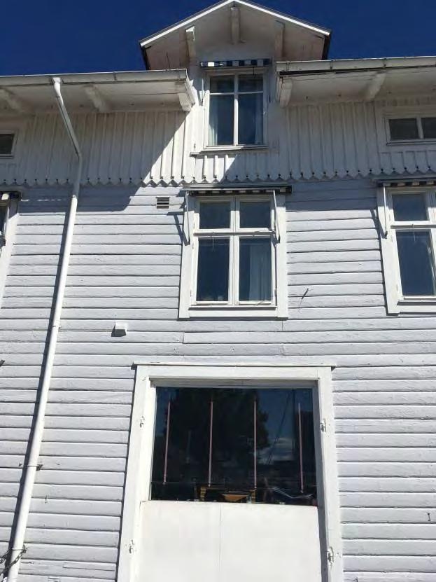 Bilden visar den liggande fasspontpanelen i de båda nedre våningarna och stående locklistpanel i vindsplanet samt taktassarna.