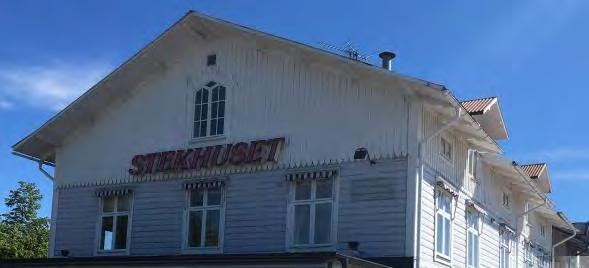 Den övre och mer välbevarade delen av fasaden är fortfarande synlig. Bilden visar den envånings tillbyggnad som utförts vid den västra gaveln.