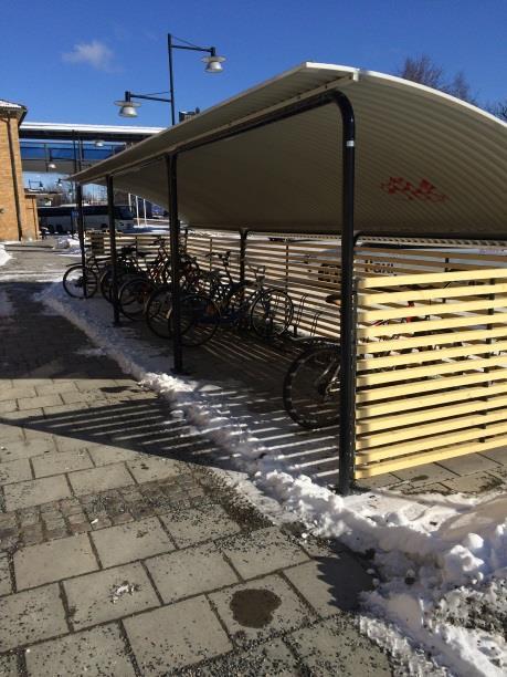 Cykelställ utan tak kan placeras på torgområdet framför stationen. Skiss av Sweco 2017-02-24 Befintligt cykelställ med plats för 24 cyklar till vänster.