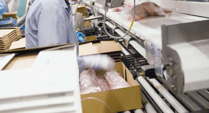 4.4 Förpackning och märkning Omfattar krav på förpackningsmaterial, förpackningstyper samt märkning av färskt kött. 4.4.1 Lagstiftning och branschregler Förpackningsprocessen följer både EU-direktiv och en nationell kungörelse från Fødevarestyrelsen, BEK nr.