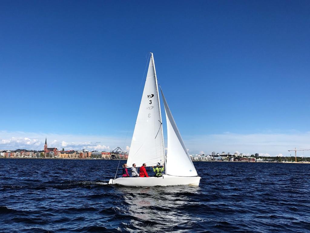 Seglarskola och träning med virusbåtar arrangeras. Översyn av organisation, ansvar och information. Granudden Bryggorna lyftes upp på land och de rostfria banden som håller flytkropparna byttes.