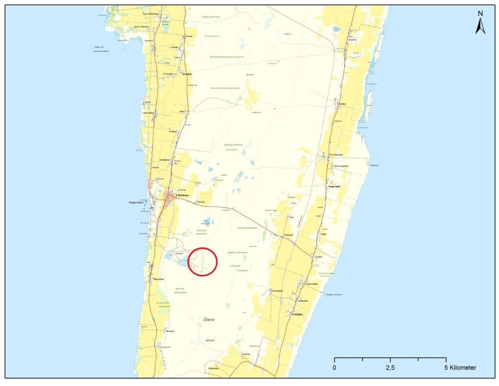 Degerhamn och närmast belägna by är Albrunna, ca 2 km sydväst om planerat brytområde. Figur 1.3.1. Täkten i Albrunna (röd ring) är lokaliserad ungefär 2,5 km sydost om Södra Möckleby.