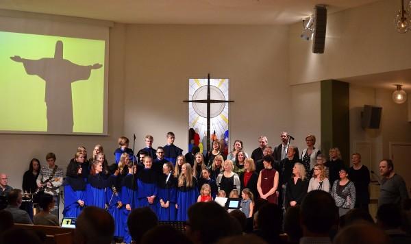 kunna nå de som aldrig eller sällan satt sin fot i en kyrka. Resultatet är en vardagsnära, lågtrösklad gudstjänst som kombinerar ett tidlöst hopp med ämnen som ligger i tiden.