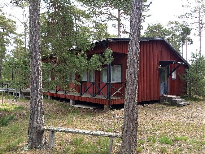 Byggnad får uppföras med högst en våning.