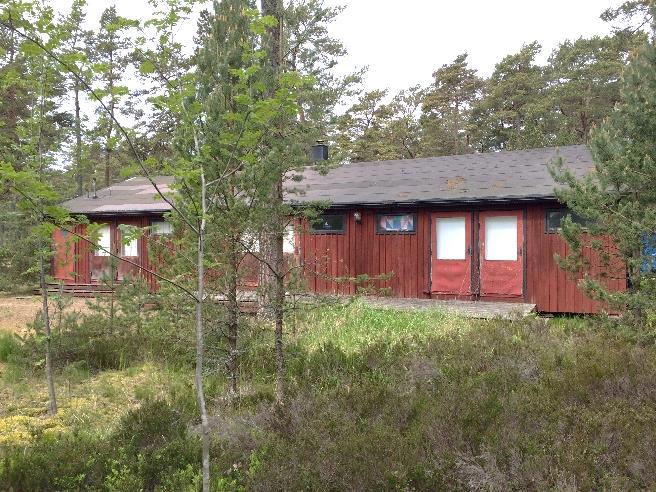 Inom fastigheten finns en huvudbyggnad och två uthus, se fig. 5 och 6. Byggnaderna är uppförda i en våning. Fig.