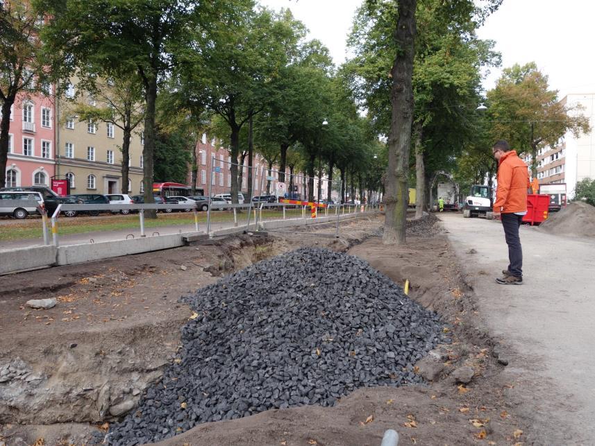 Därefter kommer ett lager med stenflis 8 16 mm på 30 mm och på detta kommer ytterligare ett lager med en kolflisblandning med tre delar stenflis 2 6 mm och en del näringsladdad biokol