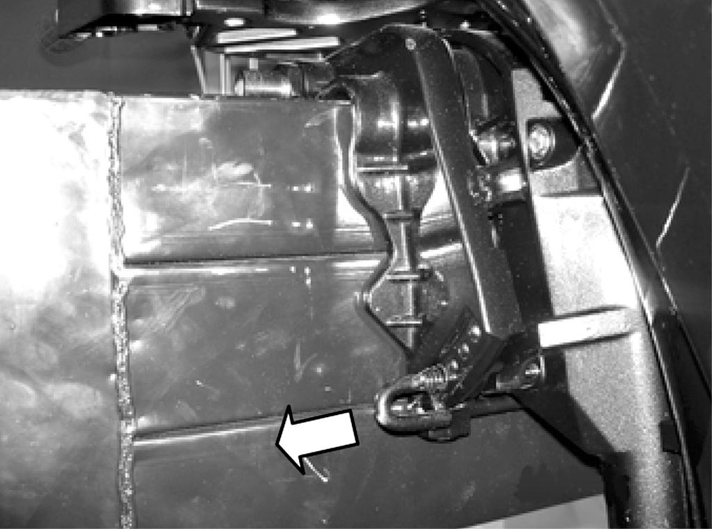 TRIMNING AV MOTOR Det finns 4 5 hål i fästkonsolen för reglering av motorns vinkel. Motorn måste vara avstängd när fästkonsolen regleras.