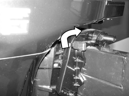 Tilta inte upp eller ner motorn genom att dra eller hålla i styrhandtaget, handtaget kan gå sönder. Motorn kan inte tiltas upp om växeln inte är i neutralt läge.