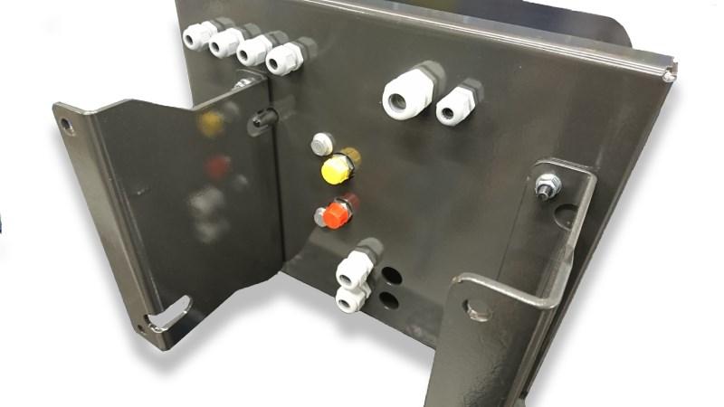Klamra hydraulslangar och montera dem på lyftens anslutningar.