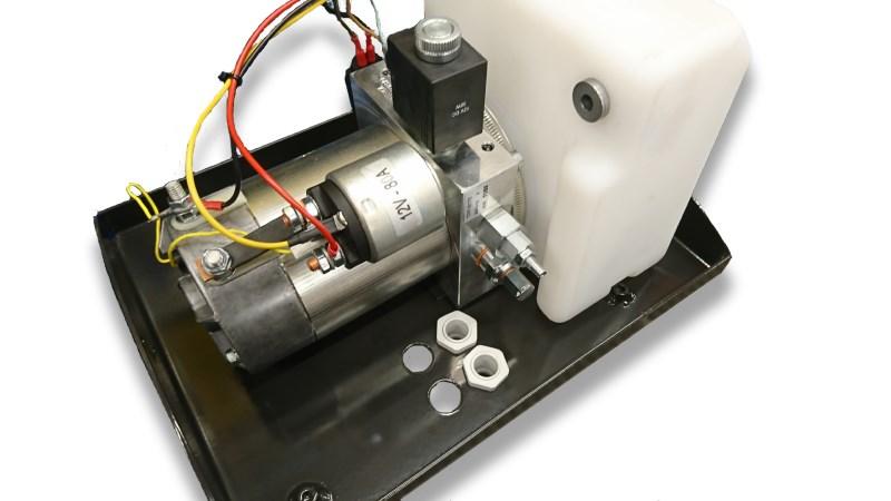 Hydraulaggregat Batterikabel Pluskabeln klamras eller dras i skyddsrör/slang längs ramen fram till bilens batteri.
