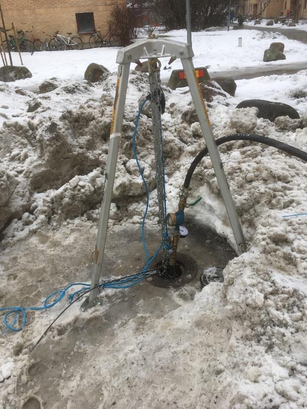 3 Metod/utförande Infiltrationstesterna utfördes med manschett som blåstes upp av kolsyrepatron. Manschetten hölls på plats med hjälp av en tripod som stod på markytan ovanför brunnen, se Figur 2.