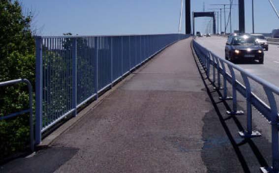 Bilaga F Nedfallande föremål från Älvsborgsbron I denna bilaga redogörs för det skyddsavstånd som rekommenderas till följd av föremål som kan lämna Älvsborgsbrons vägbana och landa på planområdet. F.1 Beskrivning av bron Älvsborgsbron förbinder de två delarna av Göteborg som skiljs av Göta älv.
