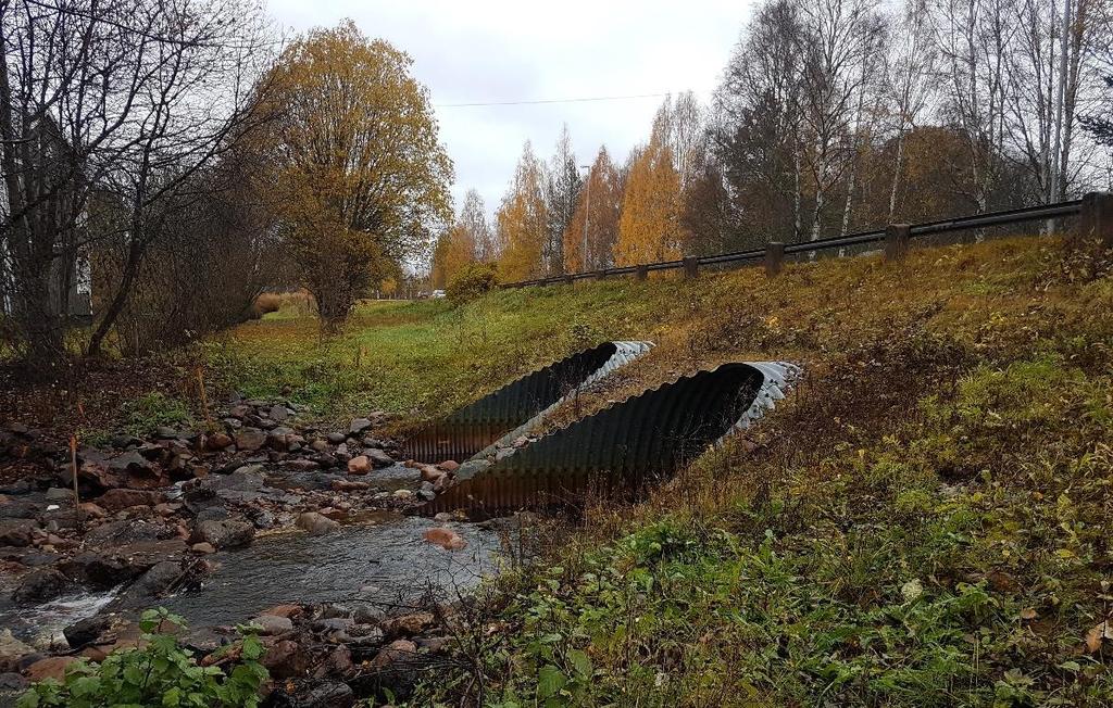 Enån korsar E45 genom två rörbroar strax söder om Trunna. Vasslarängsbäcken rinner i västlig riktning mot Orsasjön och korsar E 45 söder om Vattnäskorsningen, dvs drygt 1 km söder om delsträcka 1.